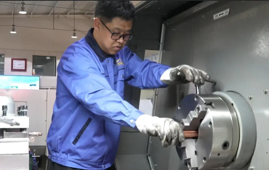 筑梦现代化 共绘新图景·劳动者之歌 |2024年“承德大工匠”承德华富玻璃技术工程有限公司 郭磊:数控机床上的“雕刻师”